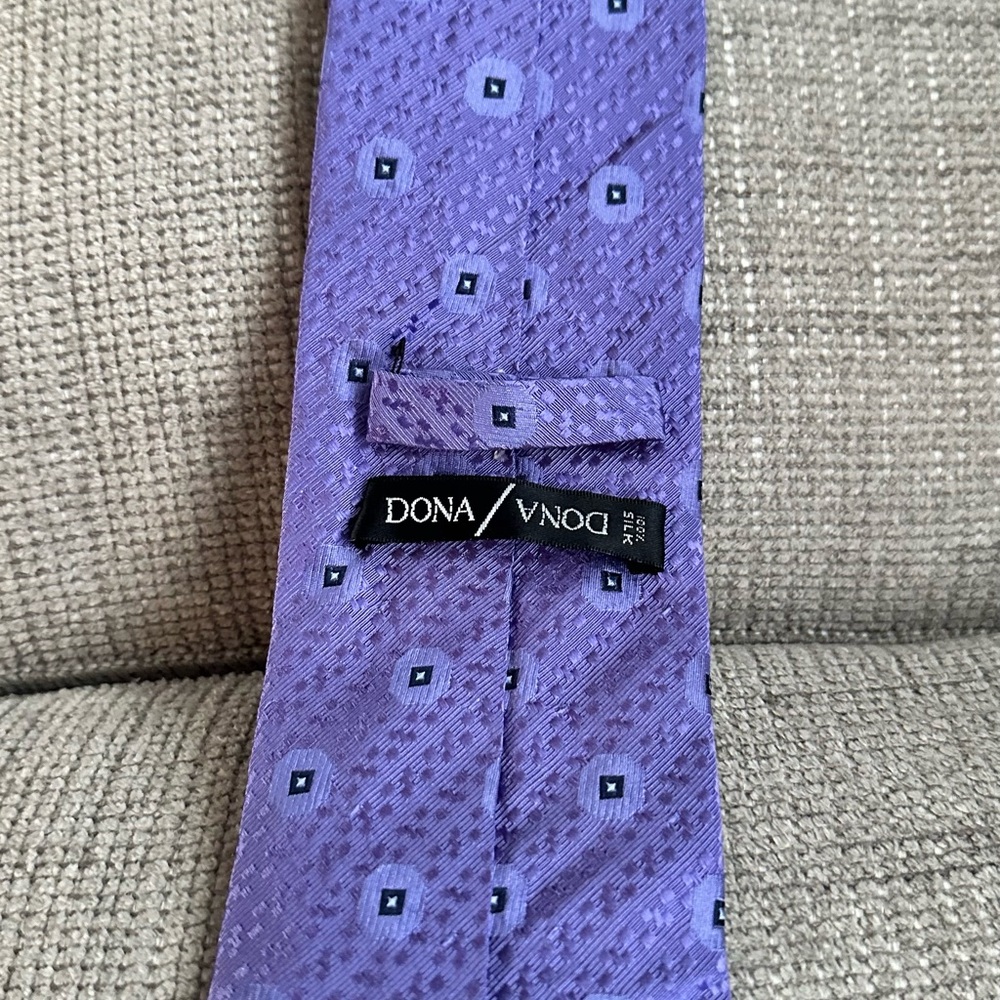 Dona 100% silk tie. Excellent condition. No flaws.